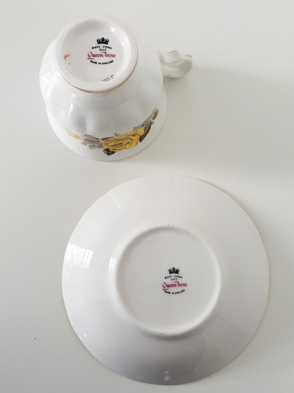 Vintage Queen Anne Fine Bone China Tea Cup & Saucer - Gold Filigree - Picture 6 of 6